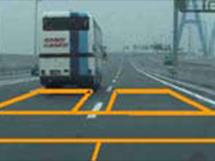 渋滞情報の提供に役立てているトラフィックカウンターは、路面下や道路脇に設置されています。