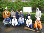 在福井县芦原市的北陆自动车道，芦原市纳吉区居民协会的成员进行了割草活动，以维护植树并美化路边。