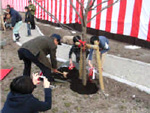 藤间天马地区联盟董事在静冈县富士市新东名的建筑工地上种植了树木。