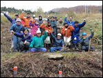 Planting activities were carried out on the Tokai-Hokuriku Expressway in Nanto City, Toyama Prefecture by the people of the Kozo district.
