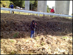 On the Shin-Tomei Expwy in Hamamatsu City, Shizuoka Prefecture, the NPO's harsh pits helped improve the biotope environment.