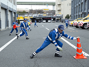 実際の現場を想定してさまざまな訓練を行います