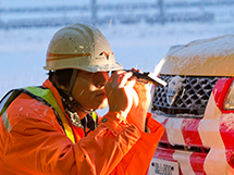 To check the effectiveness of the sprayed deicing agent (salt), place the water on the road surface in a special measuring device and hold it over the headlight to measure the salt concentration.