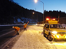 直接在现场检查道路状况，例如降雪和降雪质量