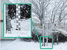 Measures the amount of snow per hour and the amount of snow per day with a snow gauge
