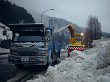 在无法抛雪的地方，由旋转扫雪机收集的雪被装载到自卸车上并被运送