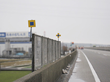 Signboard indicating sections where snow cannot fall outside the shoulder (snow throwing is prohibited in the front and snow can be thrown in the back)