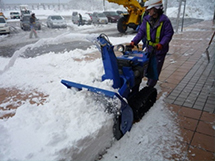 歩道部を手作業で除雪