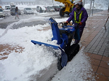 手动清除人行道上的积雪