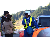 ③撤離到安全的地方後，檢查事故和麻煩的狀況。