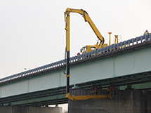 橋梁点検車によるコンクリート床版（自動車の荷重を直接受ける部材）の点検