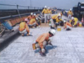 名神の揖斐川橋では、平成8年度に橋梁の床版上面増厚工事を行いました。
