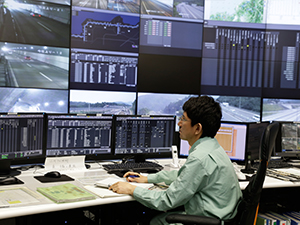 在道路控制中心，可以使用CCTV摄像机图像来详细了解发生事故或汽车故障的当地情况。