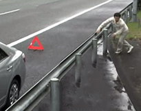 ③ When getting off the vehicle, pay close attention to following vehicles and evacuate immediately to a safe place such as outside the guardrail.