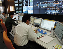 つ な が る When you are connected to the Road Traffic Control Center, the person in charge will ask you questions to identify the location of details such as the content of the event, the direction of travel, and landmarks.