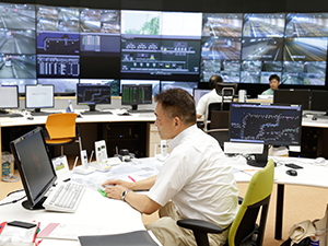 In order to monitor the 24-hour Expressway, the general commander shifts daily and night shifts with five people.