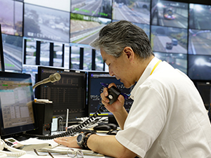 NEXCO CENTRAL In the case of Kanazawa Regional Head Office, the Road Control Center and the site perform an average of about 540 wireless communications per day, and about 195,000 wireless communications annually.