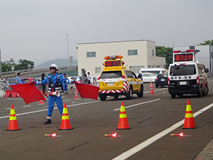 我们正在与道路控制中心，交通管理总队和警察进行联合演习，以加强合作。