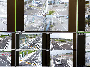 スマートICに設置されているインターホンで、道路管制センターと連絡をとることができます。