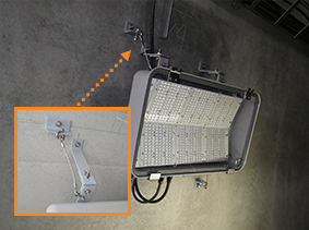 对于照明设备等，安装电线时，即使安装支架脱落也不会掉落。