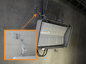 조명등기구 등은 만일 장착 브래킷이 빗나가도 낙하하지 않도록 와이어를 설치하고 있습니다.