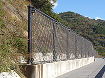 Rockfall protection fence that can withstand large rockfalls