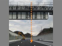 車線を跨がないよう左右に分割された標識板