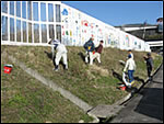 Trees were planted by the members of the Irino Neighborhood Association in Fujieda City on the construction site of Shin-Tomei Expressway in Fujieda City, Shizuoka Prefecture.