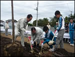 富士市中野片倉鄰里協會的成員在靜岡縣富士市的新東名的建築工地上種植了樹木。
