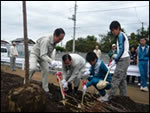 Trees were planted by members of the Nakano Katakura Neighborhood Association of Fuji City on the construction site of Shin-Tomei Expressway in Fuji City, Shizuoka Prefecture.