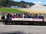 Trees were planted by members of the Hanakura Neighborhood Association in Yane District, Fujieda City, on the construction site of Shin-Tomei Expressway in Fujieda City, Shizuoka Prefecture.