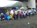 靜岡市靜岡市近鄰協會成員在靜岡縣靜岡市新東名的建築工地上種了樹木。