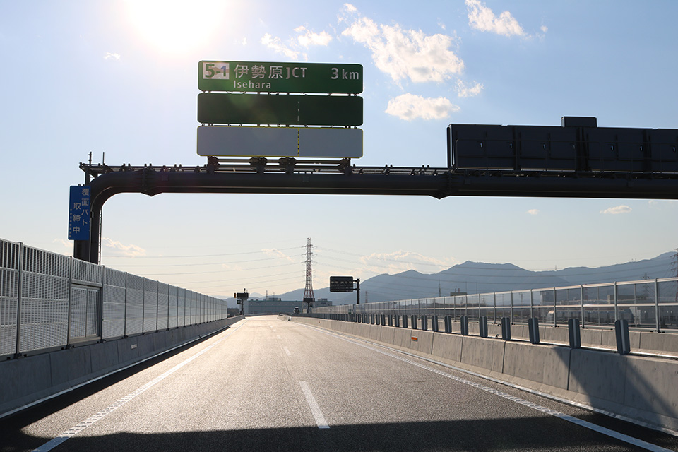 厚木第四高架橋（JCT案内（3km）標識）