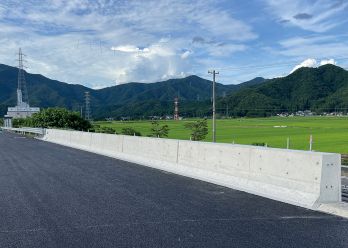 環境配慮型コンクリートによる橋梁壁高欄の施工事例