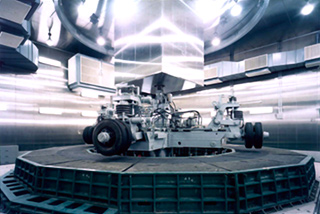 Rotary pavement testing machine for testing pavement durability