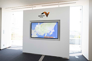 Know with a large screen Expressway(70-inch large monitor)