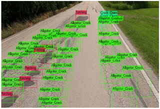 写真-1　AIを活用した舗装表面の損傷検知の例