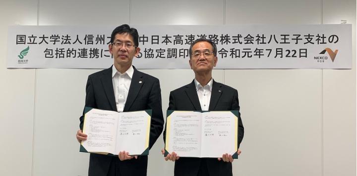 NEXCO中日本の湯川支社長（左）と信州大学の濱田学長（右）