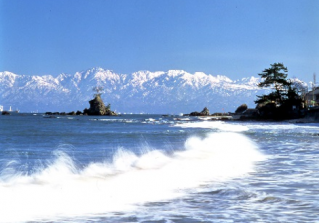 富山湾越しの立山連峰を望むことができる雨晴海岸