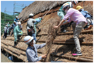 屋根葺き替え活動の様子