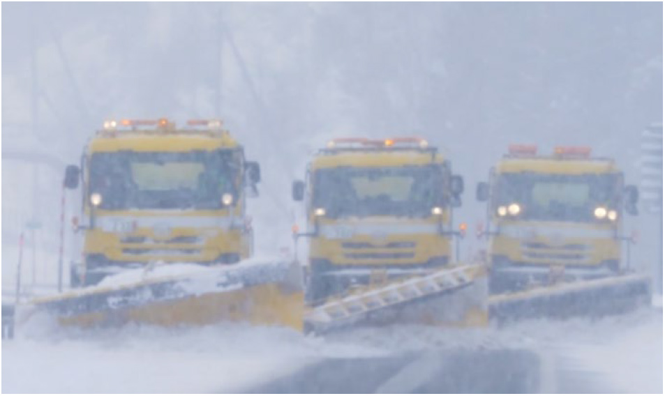 写真1　梯団走行による除雪作業