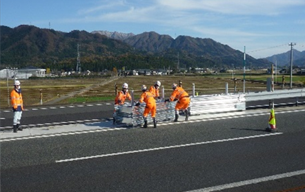 中央分離帯開口部