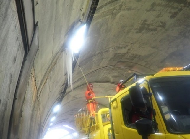 トンネル内のつらら除去風景