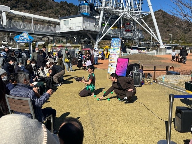 大道芸人によるパフォーマンス