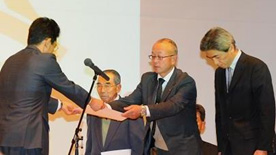 静岡県交通基盤部長から認定書を受け取る代表者