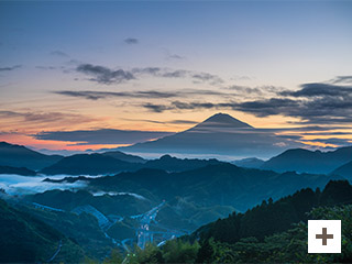 “夏日早晨飄雲”