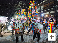 「雪も祝う春駒」