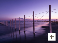 「夕凪の白杭」