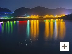 「水面を飾る」