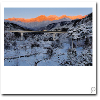 `` Minami Komagatake Mountains dyed in the morning glow ''